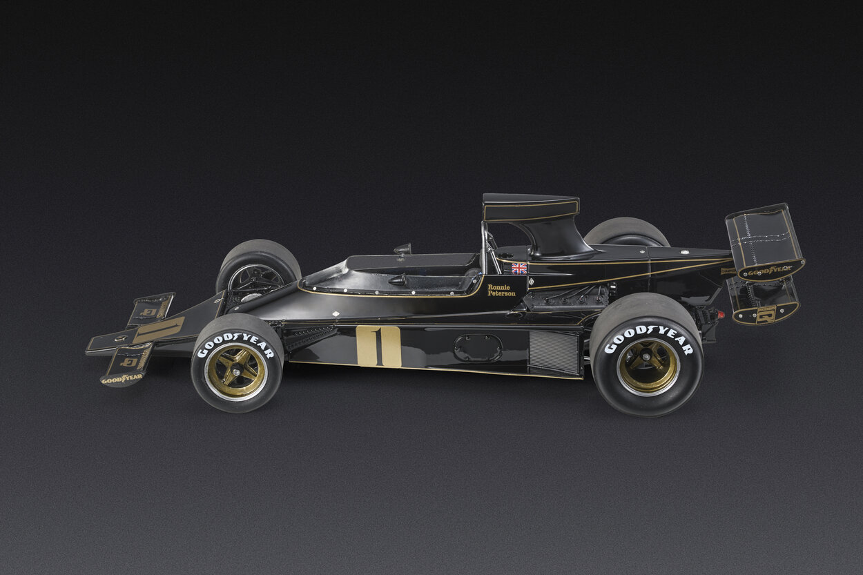 Lotus 76 Image 3